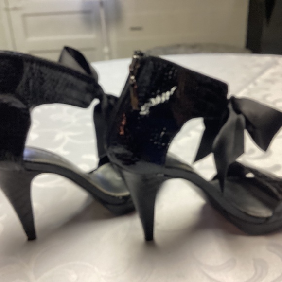 White House black market heels size 6 PATENT LEATHER💃 / bows 🖤🖤🖤🖤 - Picture 3 of 9